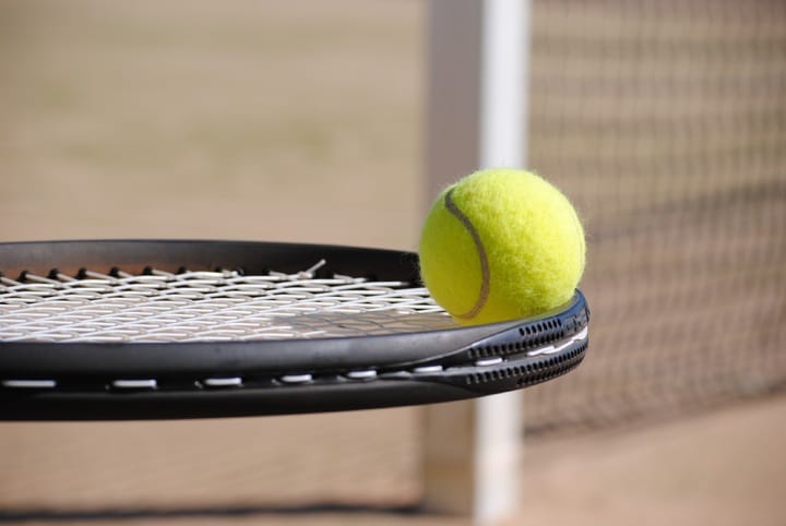 تستخدم المسكة القارية في لعبة كرة التنس للضربات الأمامية