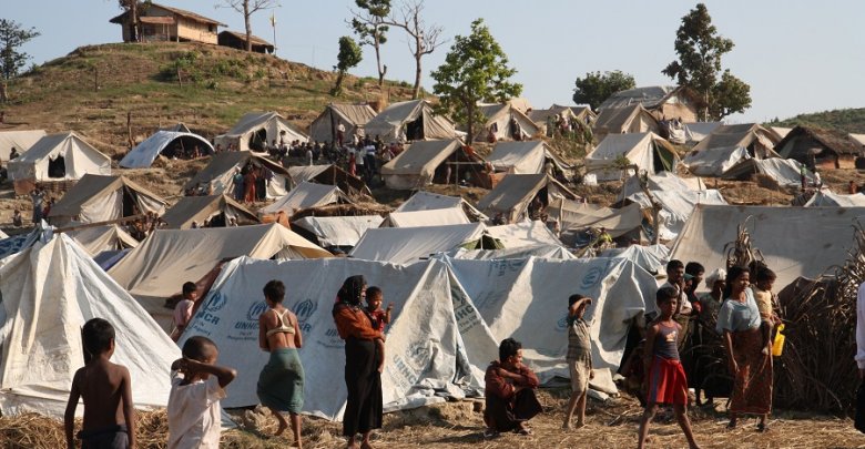 قضية مسلمي الروهينجا وحقيقة المذابح بحقهم Emergency_food_drinking_water_and_shelter_to_help_people_displaced_in_Rakhine_State_western_Burma._8288488088-780x405
