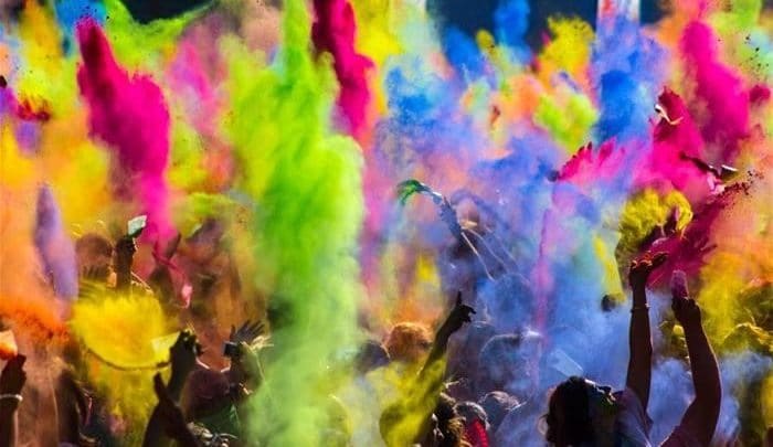 مهرجان الألوان (الهولي) جو من الفرح والبهجة | مجلة محطات