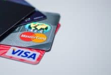 الفرق بين بطاقة الصراف والبطاقة الإئتمانية
