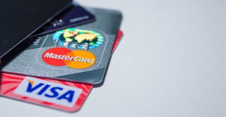 الفرق بين بطاقة الصراف والبطاقة الإئتمانية