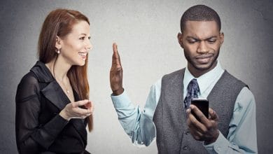 متى يتجاهل الرجل المرأة التي يحبها