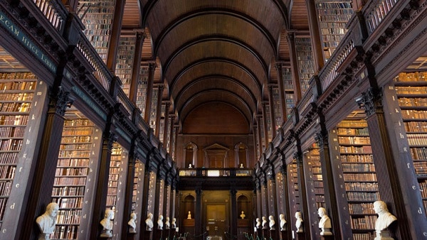 مكتبة كلية الثالوث من أجمل مكتبات العالم