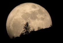 كم يستغرق القمر للدوران حول الأرض