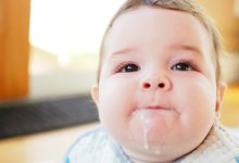 تفسير حلم طفل يتقيأ على ملابسي