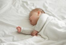 متى يبدأ نوم الرضيع بالانتظام