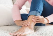 أهم أسباب ألم الساقين عند النساء ومتى يكون الألم خطير