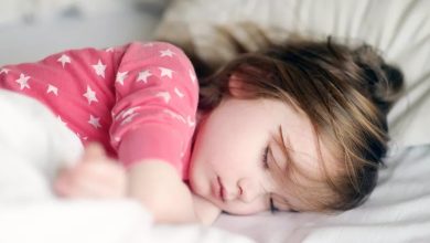 كيف يحافظ النوم على صحة الأطفال ومتى يبدأ الطفل بالنوم بشكل منتظم